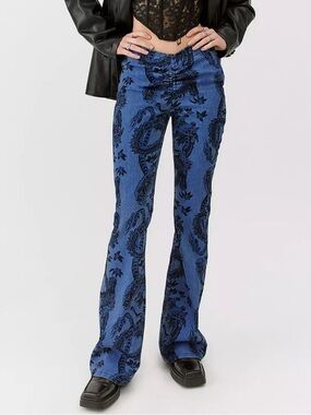 BDG Printed Ruched Dipped V-Front Flare Jean